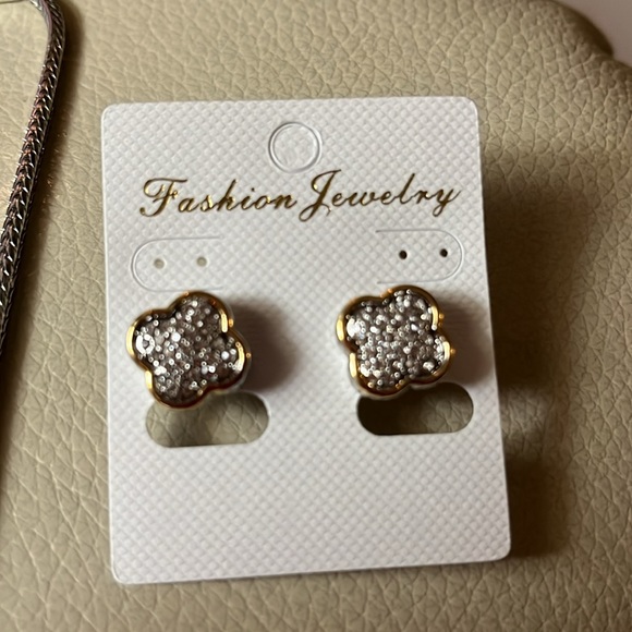 Tazza Clover beautiful necklace and earrings set!  New with tags! So pretty. - Picture 4 of 7